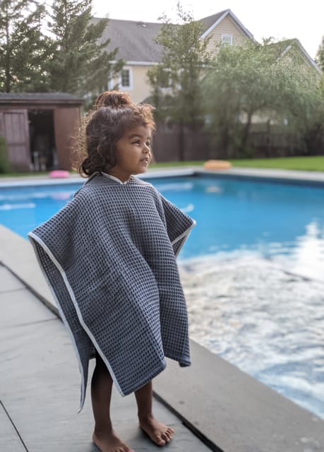WHITEWATER KIDS ORGANIC WAFFLE HOODED PONCHO TOWEL SET - GREY